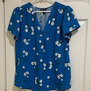 Hilary Radley size small Blue V neck short sleeve floral blouse
